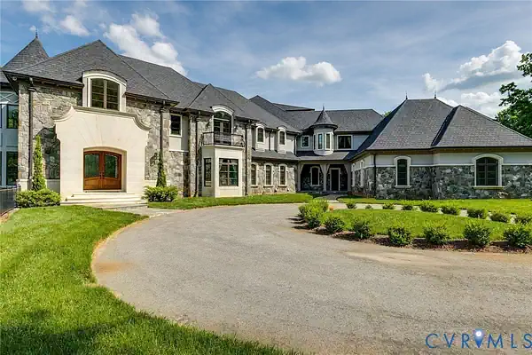 a big house with driveway in rockville va